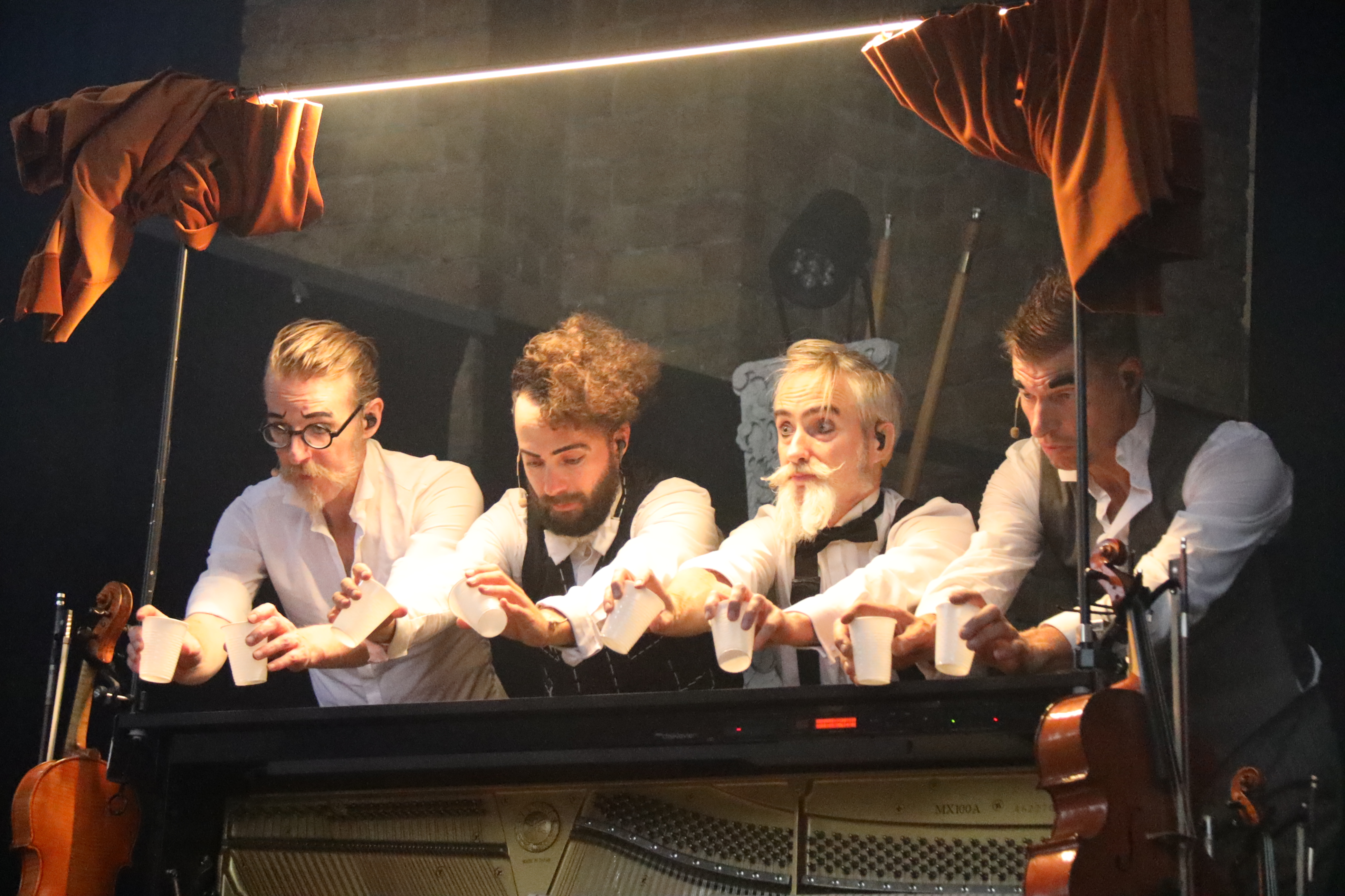 Slapstick Scherzo Bekertjes (C) Johan Molenaar